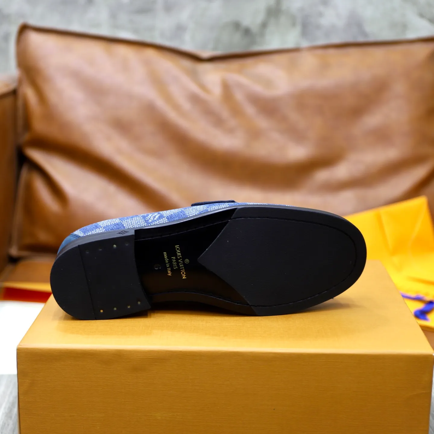 Men's shoes 💰: 💰900LV Louis Vuitton slip-on loafers, top quality products produced in Dongguan, ready for sale! This LV Glove loafer is made of selected soft cowhide, with a slightly wrinkled leather surface and a very high-end texture. Each pair is unique. The leather surface is light and soft, with a fine texture and good luster. It is a classic loafer style, with exquisite handmade mark stitching on the toe, and a square toe configuration to highlight the classic style. The horizontal band has hot-printed LV three-dimensional letters, semi-solid handcrafts and a genuine leather outsole, and a rubber patch on the heel to create wear-resistant performance and comfort. One of the must-have loafers for men! Comes with full original packaging! Code number: 38-39-40-41-42-43-44 (38, 45, 46 customized) standard leather shoe code